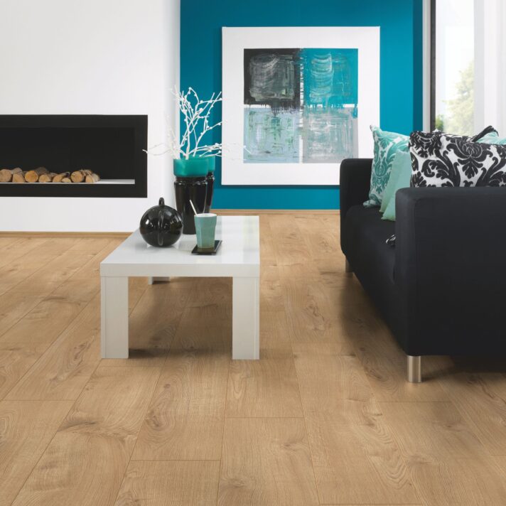 In situ image of Sherwood Oak laminate flooring in a living room